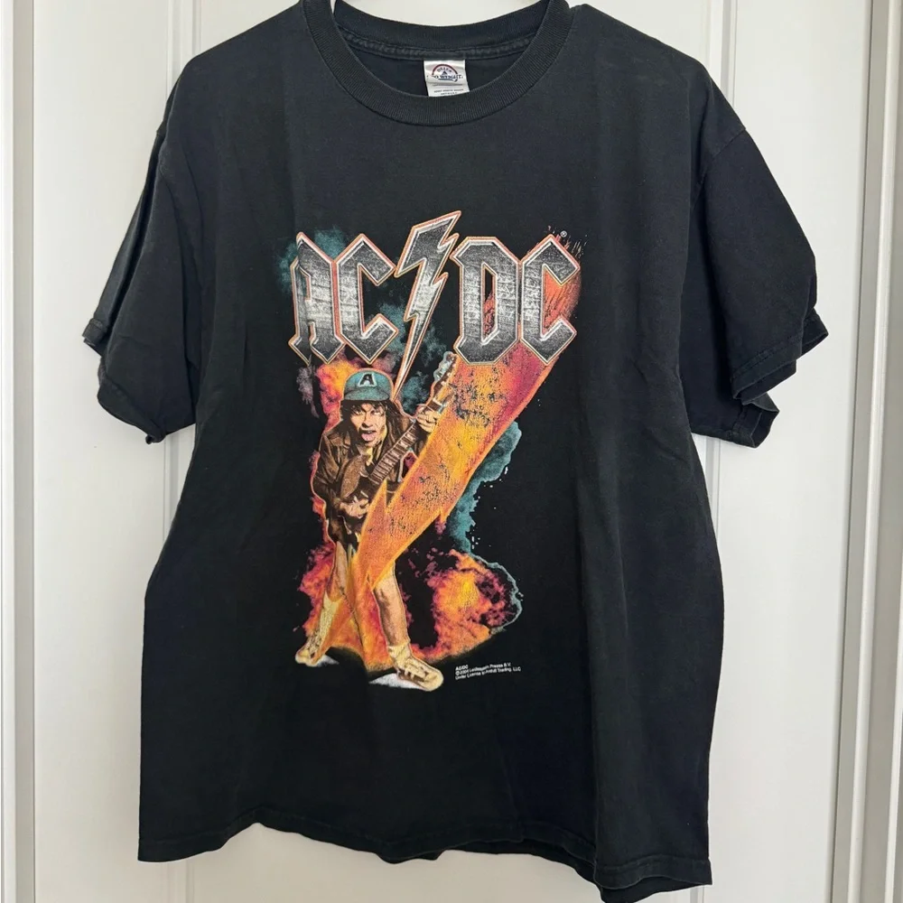 Retro 2004 AC/DC High Voltage Album Cover Angus Young Lightning T-Shirt - Picture 1 of 4